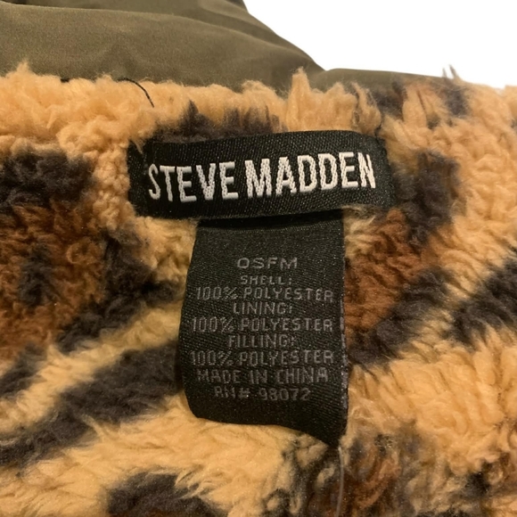 Steve Madden NWT Fleece Lined Pocket Scarf Wrap Snap Close Animal Print OS New - Picture 9 of 11